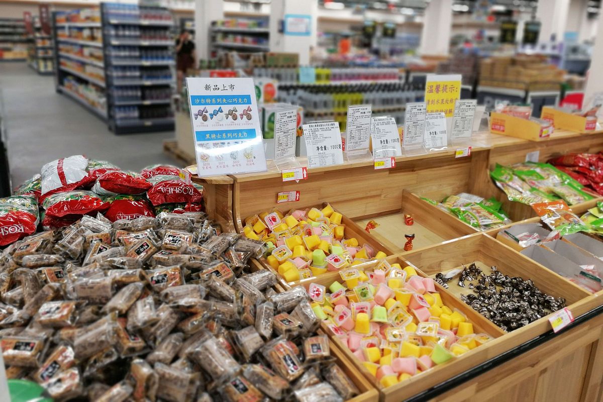2018年7月15日,山东青岛保税港区一进口商品直营店,进口的各种食品.