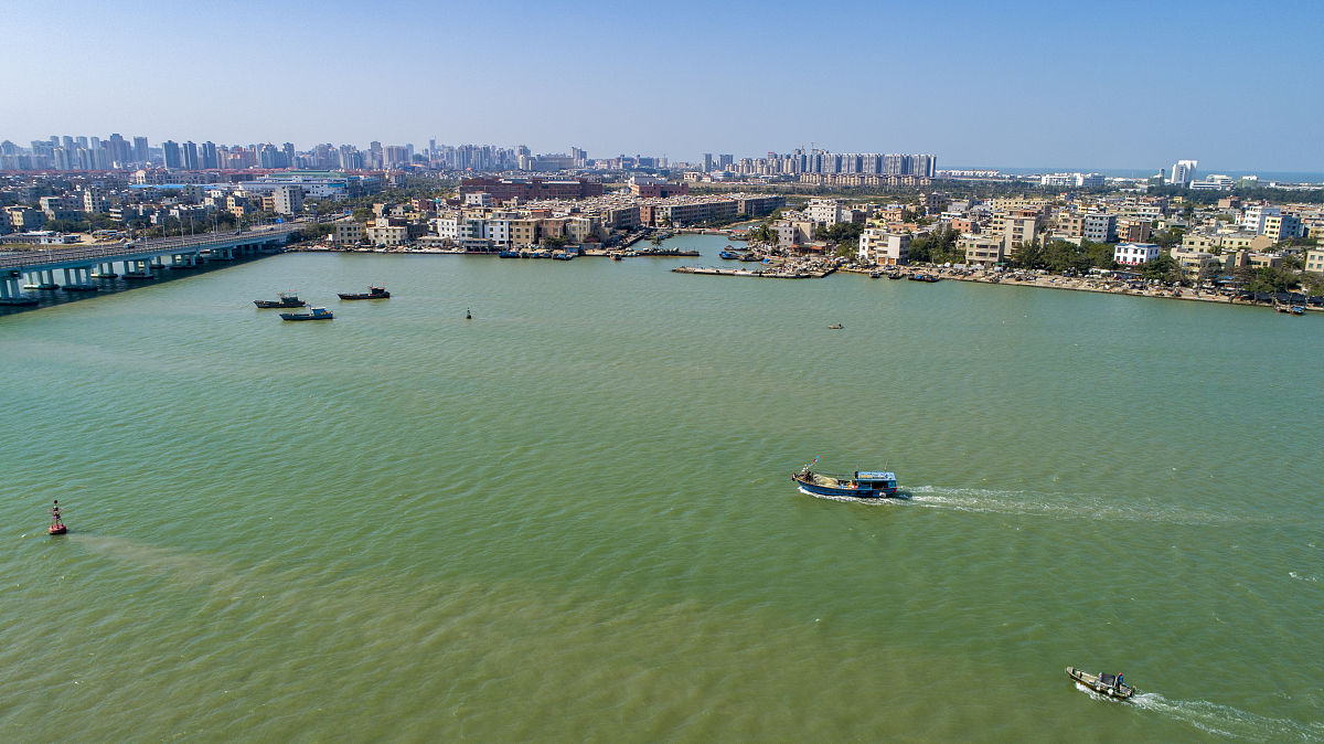 2020年1月2日,俯瞰海南省海口市三联村,渔船来往,它身后就是城市.