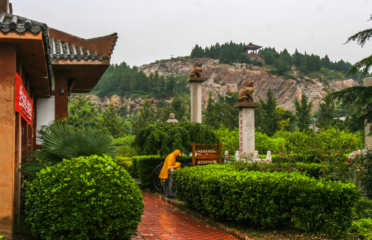 **龟山**:位于武汉市汉阳区,东临长江,北带汉水,西背月湖,南濒莲花湖