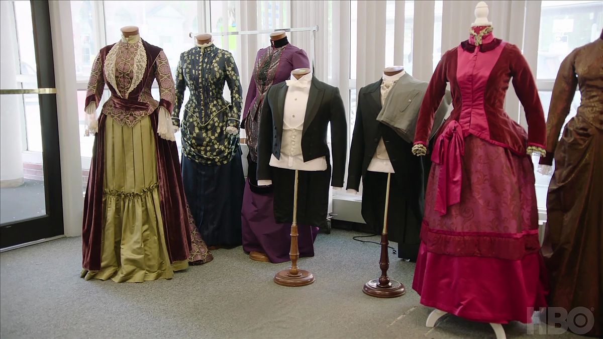 分镜头脚本体现舞蹈比赛演员在卖力表演后台人员在准备设备。要唯美的感觉。