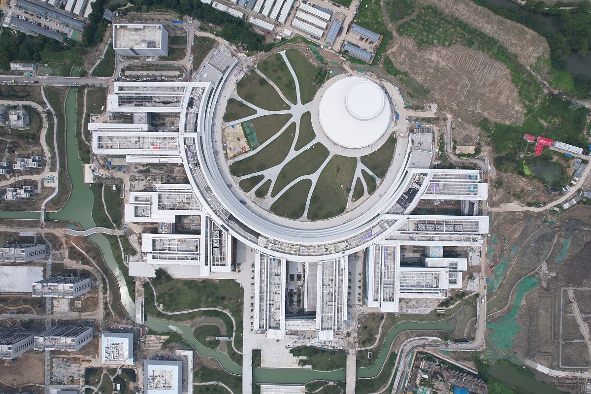 请将这段话我国的校园建设规模巨大涵盖了广泛的建筑设施类型。由于校园内涉及到多种不同主体如学生、老师和管理人员以及不同类型、规模和地域的差异因此建设涉及到一定的地理范围和空间尺度。此外校园建设不仅包括教学和科研设施还包括其他的建筑设施。降重