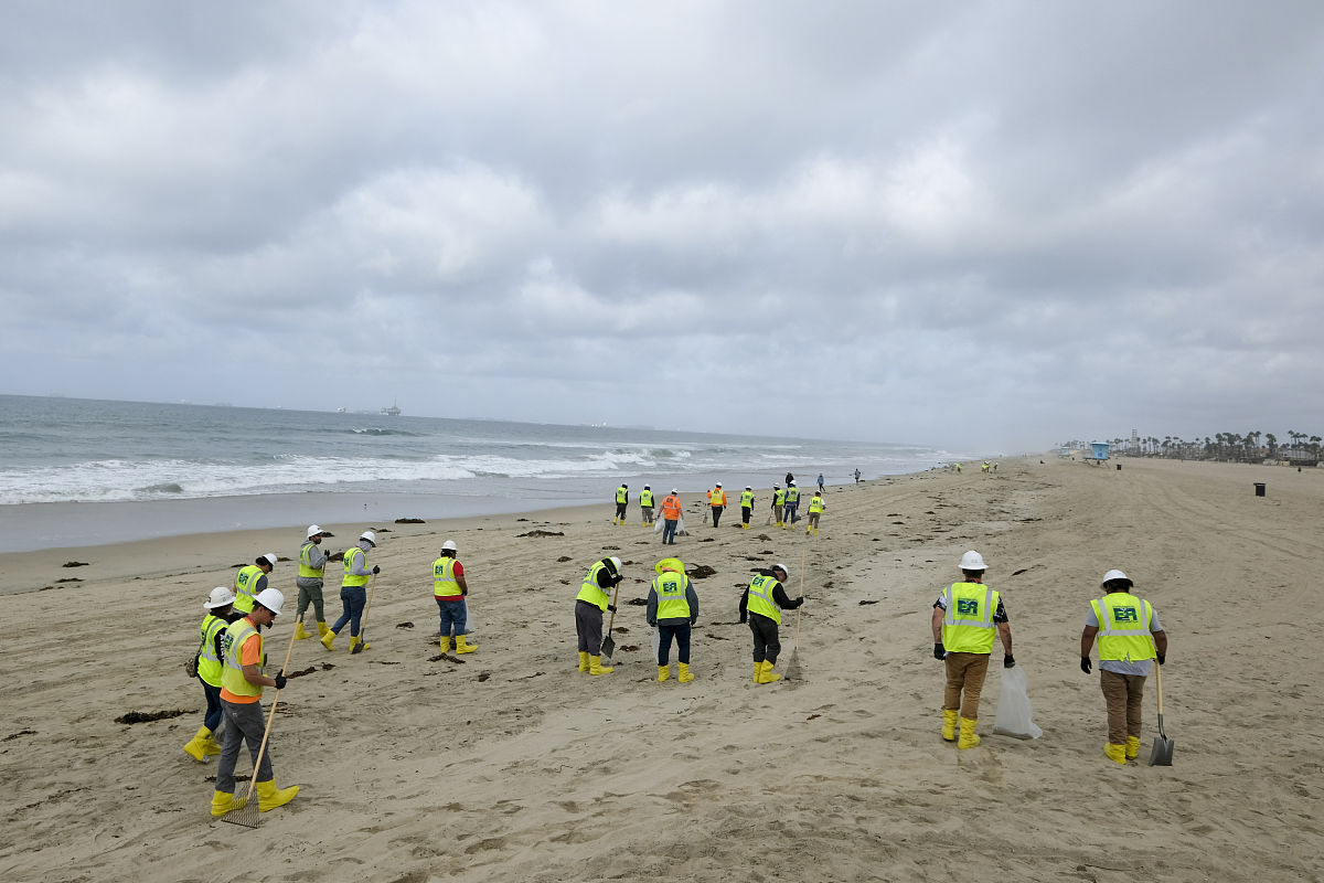 当地时间2021年10月11日,美国加利福尼亚州亨廷顿海滩,当地的海洋清理