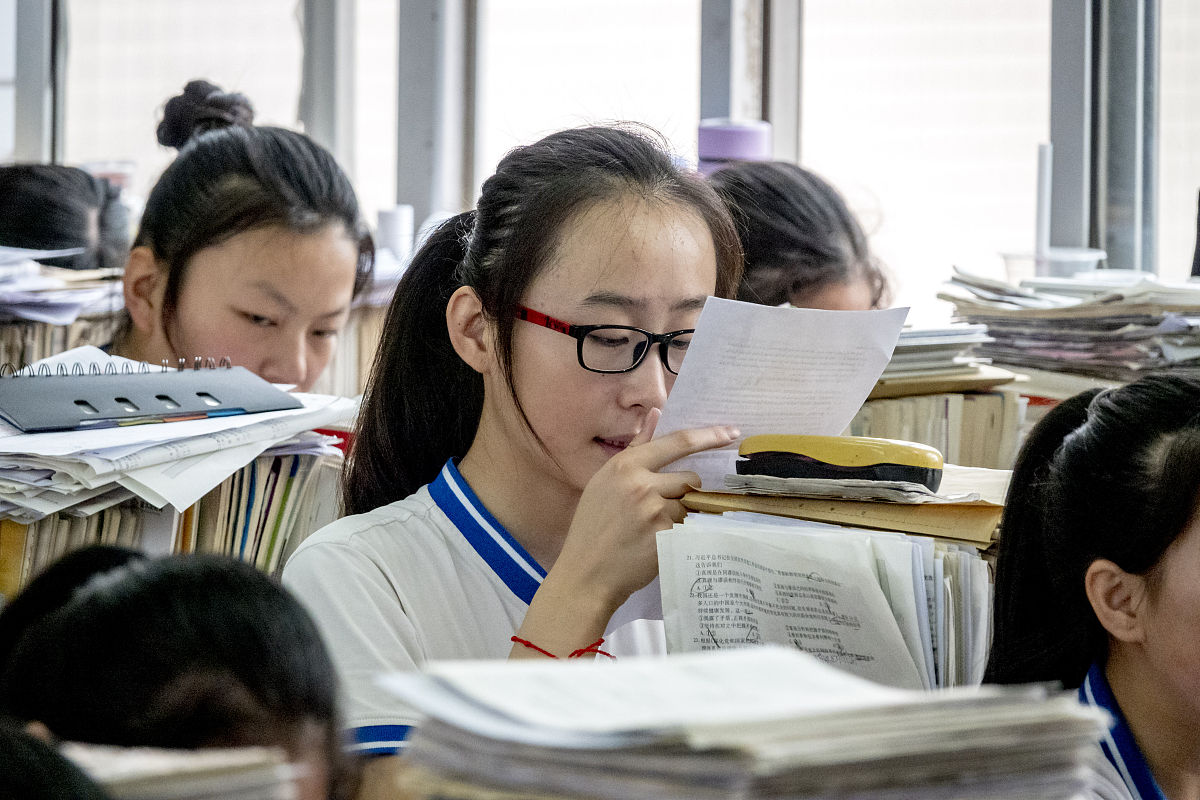 2019年5月28日,河南安阳,滑县第二高级中学的高三学生在教室内认真学