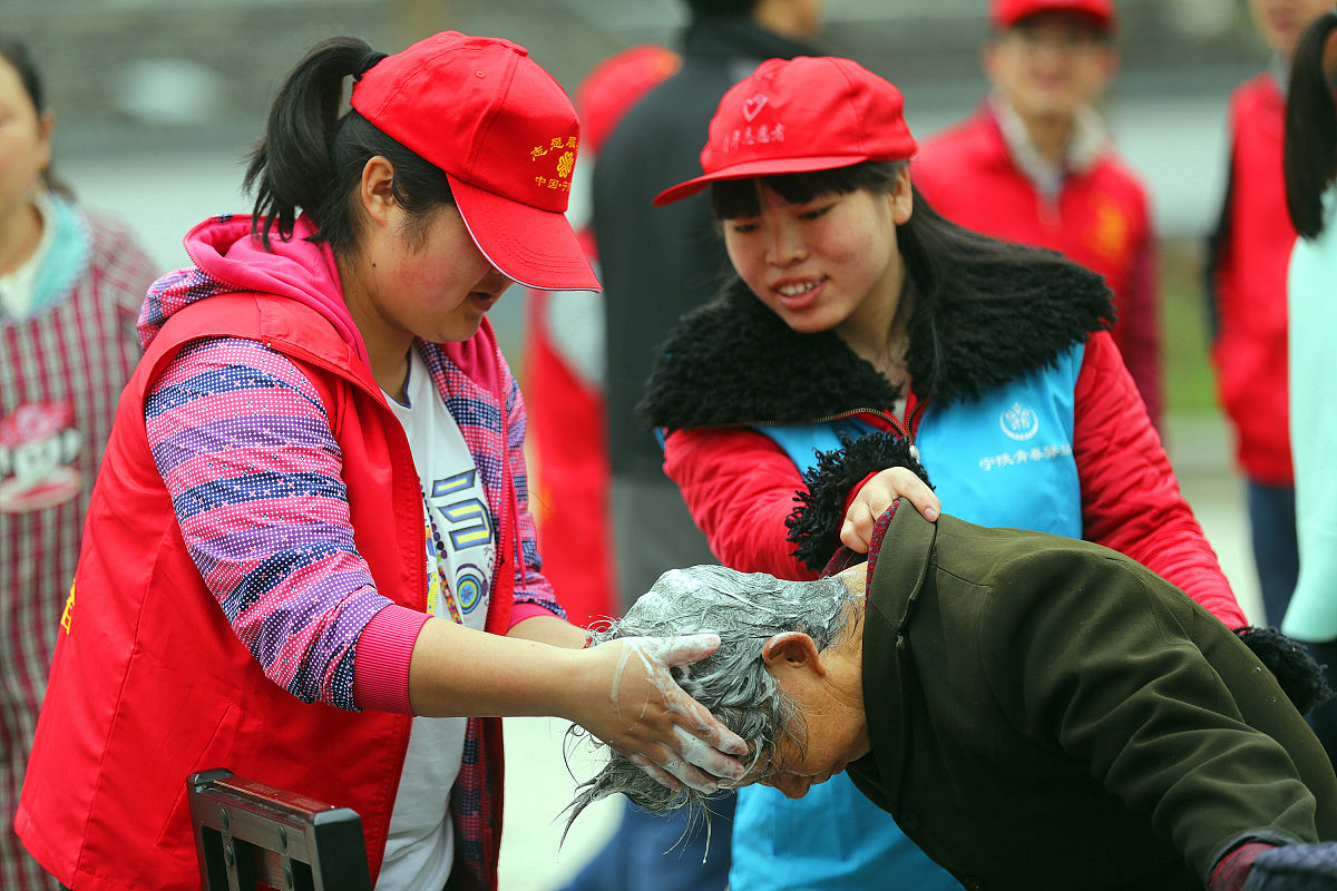 2015年3月21日,陕西省安康市宁陕县的学雷锋志愿者在敬老院为老人洗头