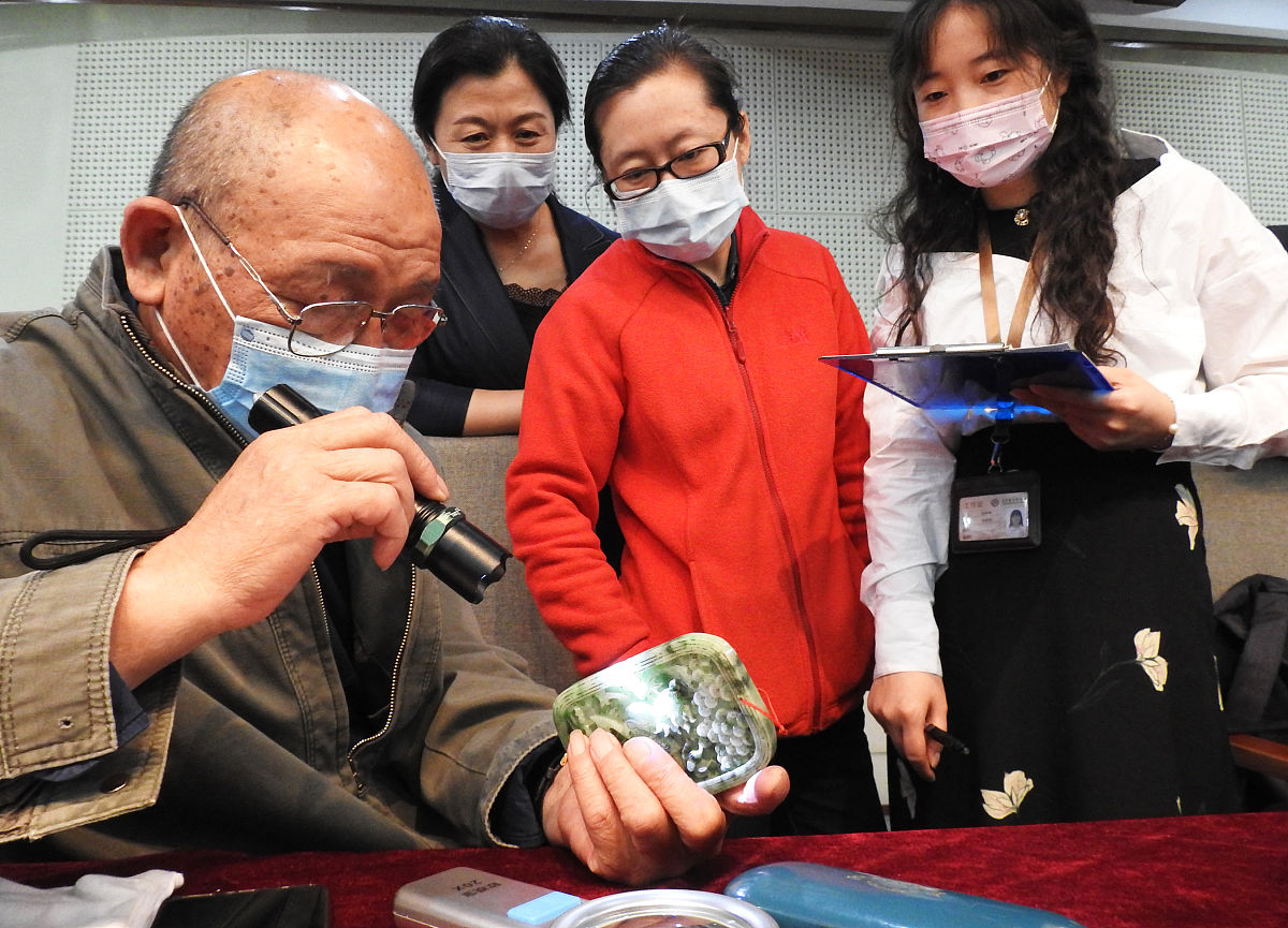2020年5月18日,江苏连云港,文物鉴定专家在为市民免费鉴宝.
