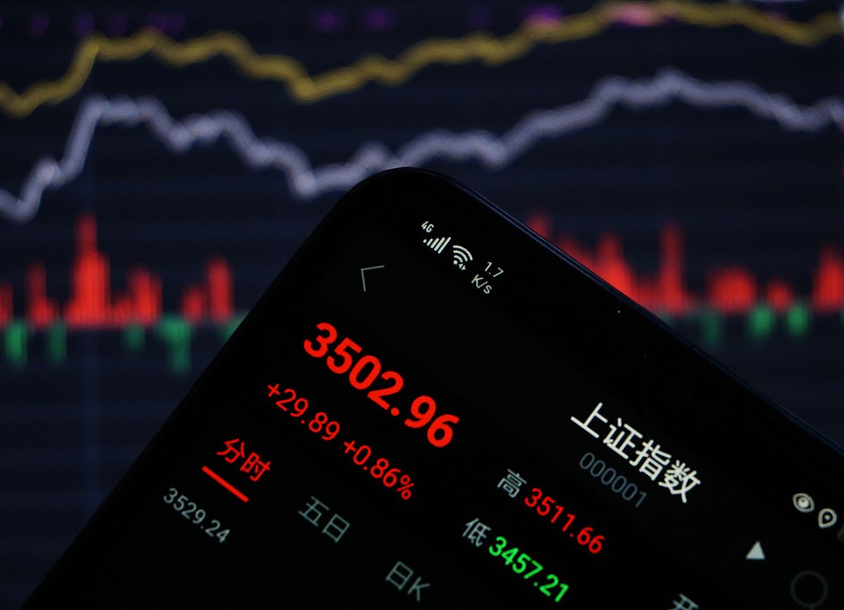 2021年1月4日,杭州股民通过手机查看a股主要股指的收盘点位.