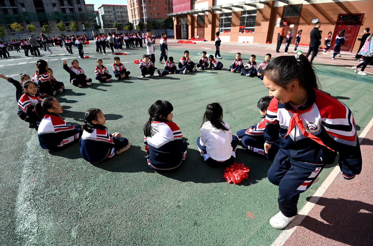 2023年11月6日,河北邯郸,邯山区实验中学<strong>小学</strong>部的学生