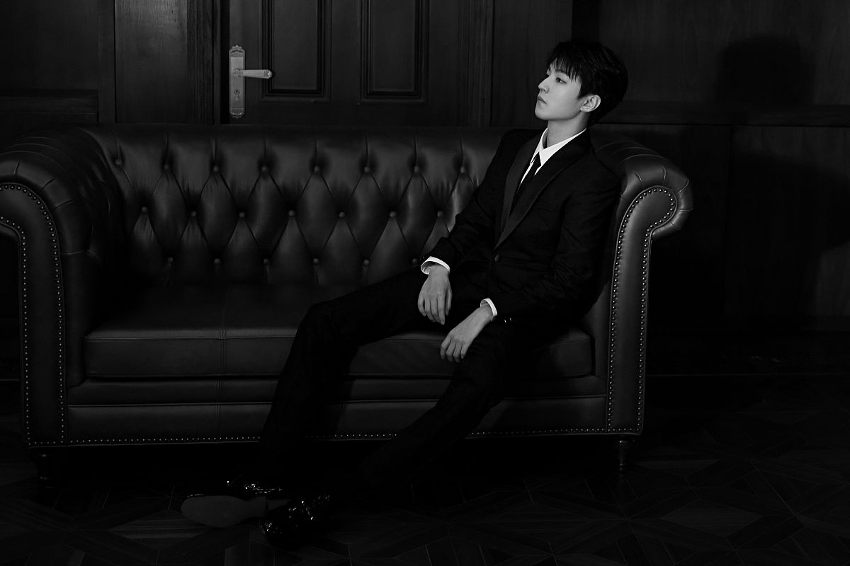 王俊凯与经纪人杨柳关系密切引争议，粉丝呼吁保持距离