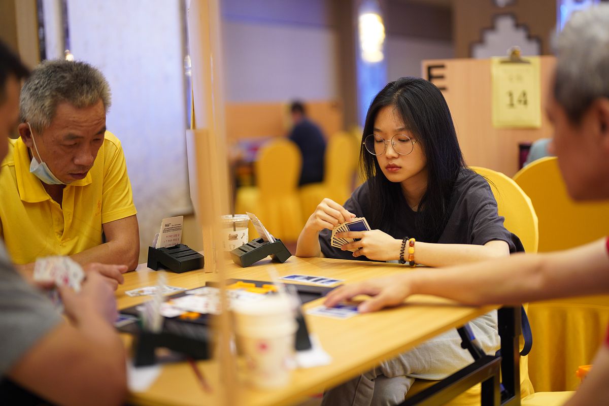 正半定矩阵的定义：非零向量满足 $x^T A x /geq 0$