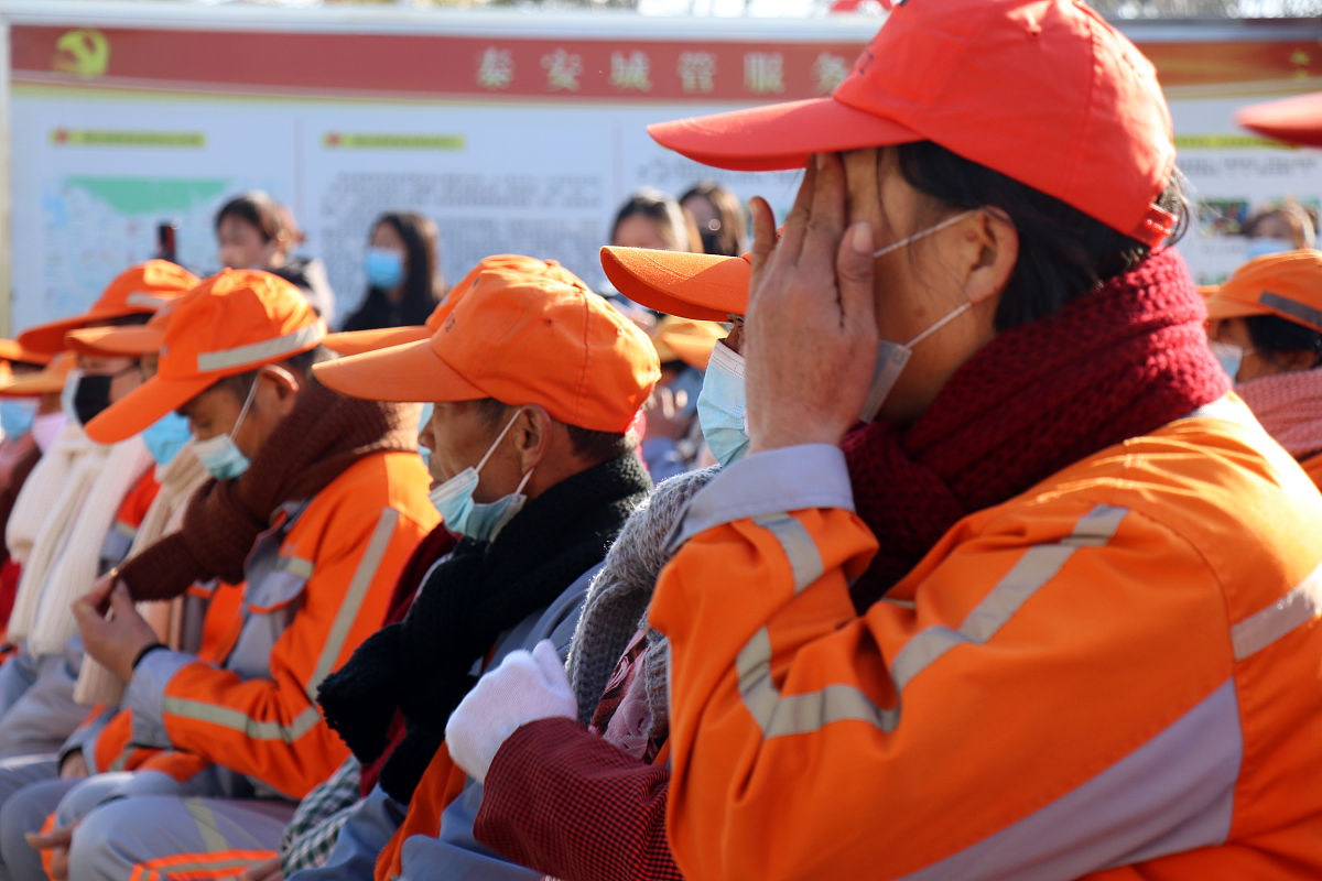中秋节致敬环卫工人：心系环卫，浓浓关爱甜心头
