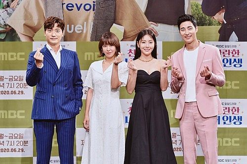 甜蜜的初恋：李俊熙与糖果的爱情故事