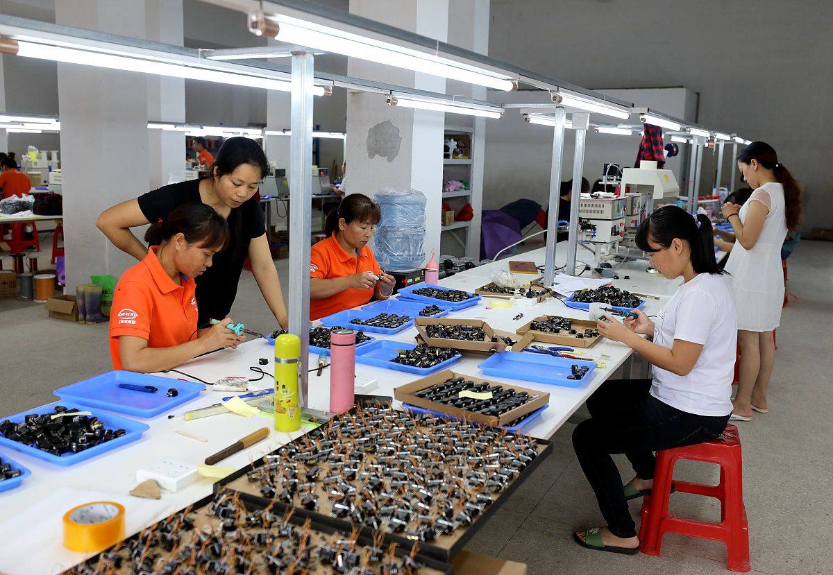 为了保证加工出来的零件质量达到要求凸模的工作面的粗糙度为Ra08。换形式叙述