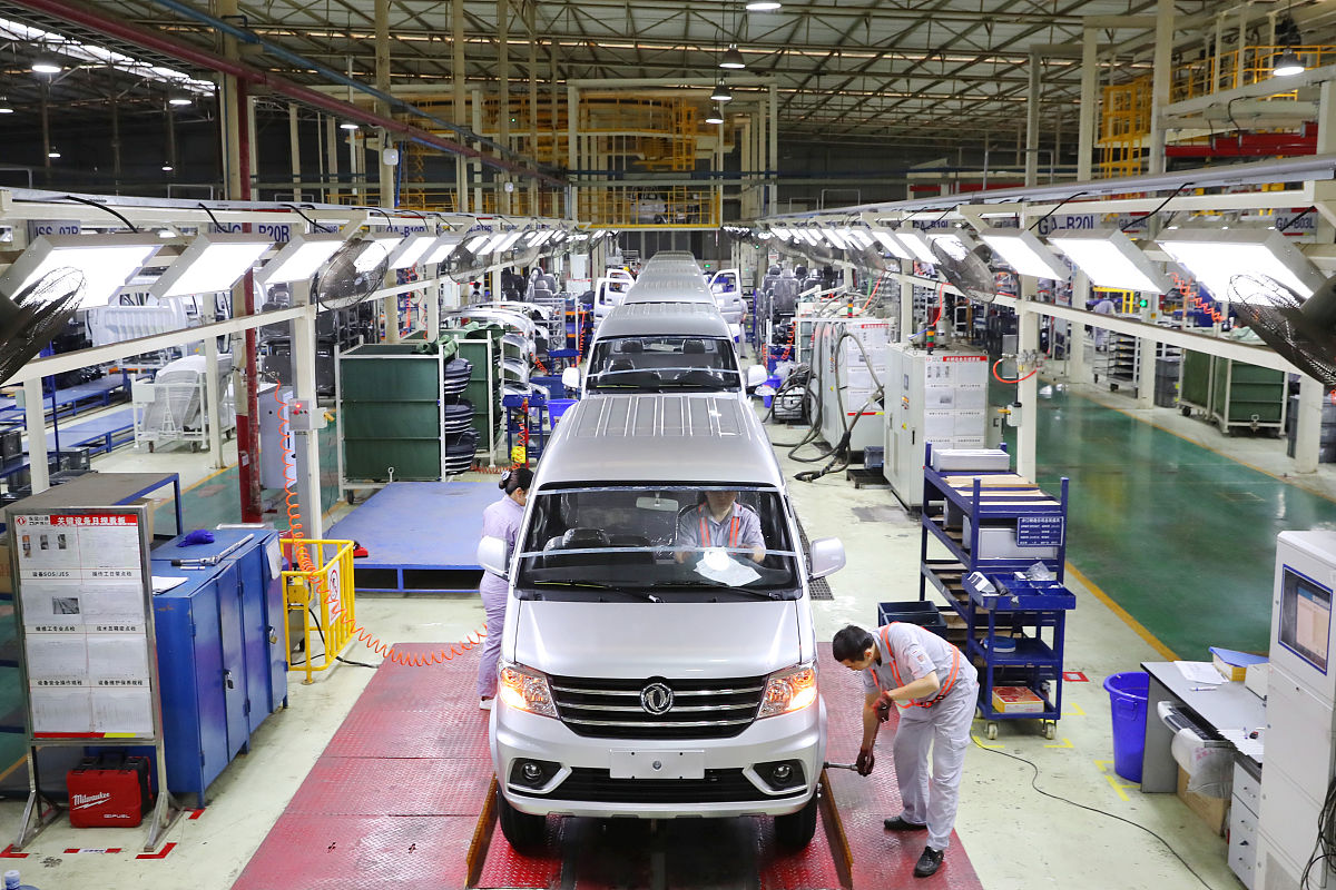 实习第 1 周我满怀期待的到达了东风李尔汽车座椅有限公司指导老师主持召 开了实习动员会为我们介绍了东风李尔汽车座椅有限公司的具体情况。