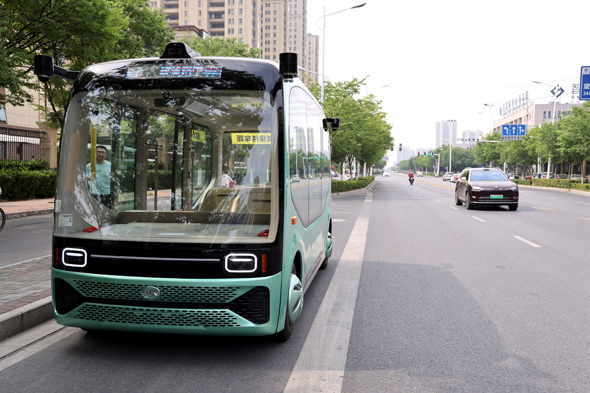 公交车：城市交通的便捷、经济、环保之选