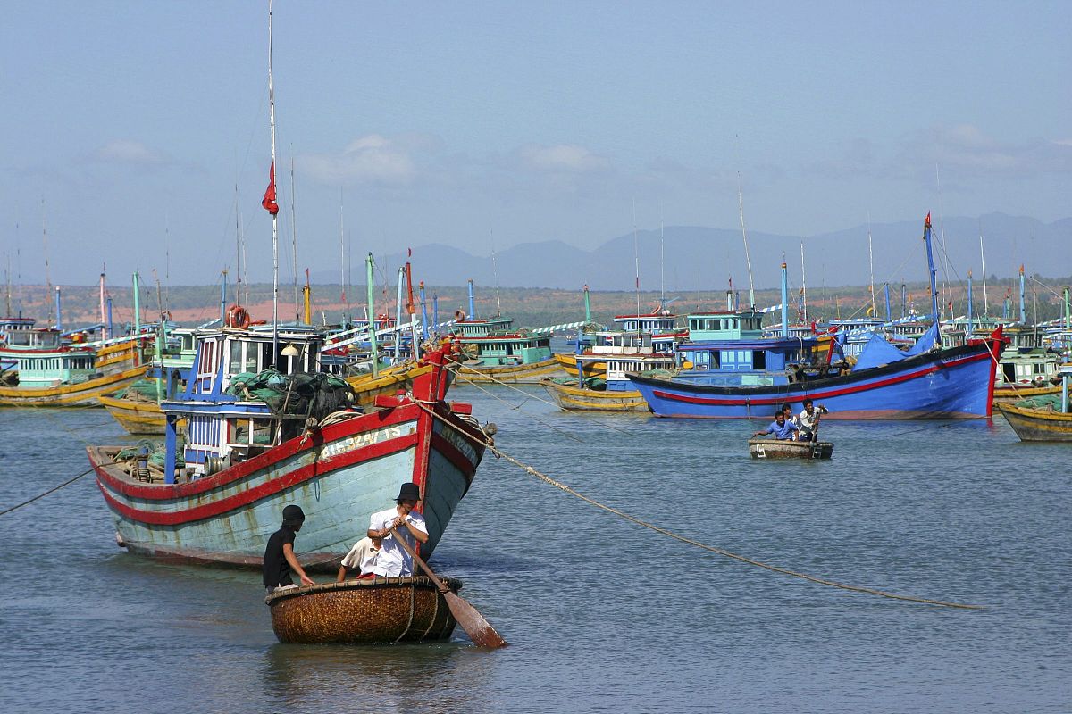 海港边的渔船.    vietnam. bateaux dans le port de mui ne+++_+++