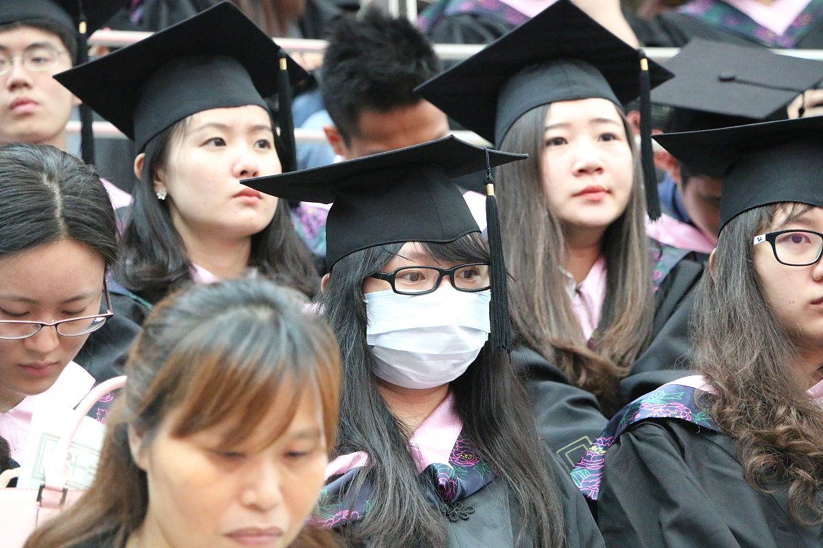 对新入职教师的发言以校长的语气写一篇发言稿尊敬的新入职教师们：首先我代表学校全体师生向你们表示热烈的欢迎和祝贺感谢你们选择加入我们这个大家庭为学校的发展和学生的成长贡献力量。作为一名教师你们的工作不仅仅是传授知识更是肩负着培养学生全面发展的重任。在这个过程中你们需要具备扎实的专业知识和丰富的教育教学经验更需要有真诚的爱心和责任感用心去关注每一个学生让他们在学校里感受到温暖和成长。在学校的教育教学工