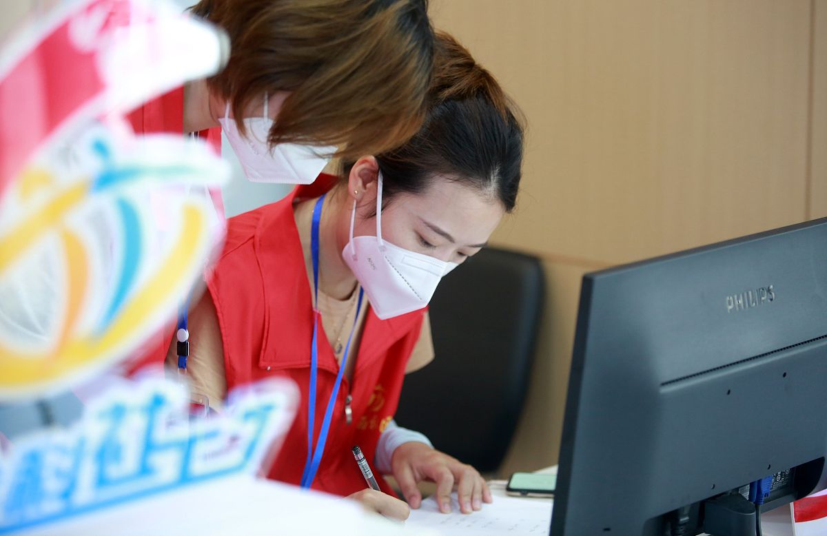 2021年8月25日,在江苏省扬州市邗江区竹西街道竹西社区,代购志愿者在
