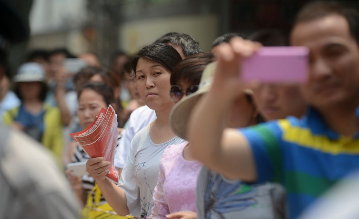 英语作文要求英语单词字数至少400字。内容为描述一个场景。这个场景是一个高中生在高考后见到考场外等候的母亲感动地哭了。他的家庭背景是普通简朴的家里的墙上贴满了孩子小时候获得的奖状。开一展开些进行描述。