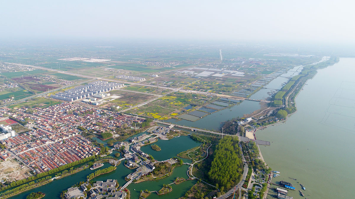 2017年4月12日,江苏淮安: 航拍洪泽湖洪泽区古堰风景区春意盎然,尽显