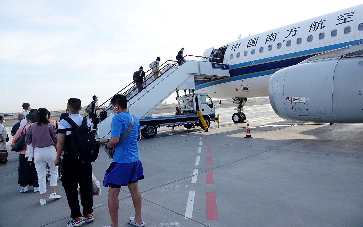 通讯报道字数800字内容是内蒙古空中交通管制员积极配合飞行机组抢救了一名飞行过程中突发心脏病的旅客