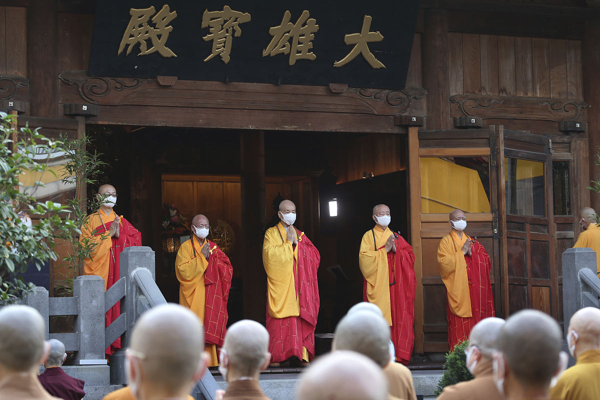 2021年5月9日,台北市,寺内僧侣庆祝佛诞节.monks and nuns pray toget