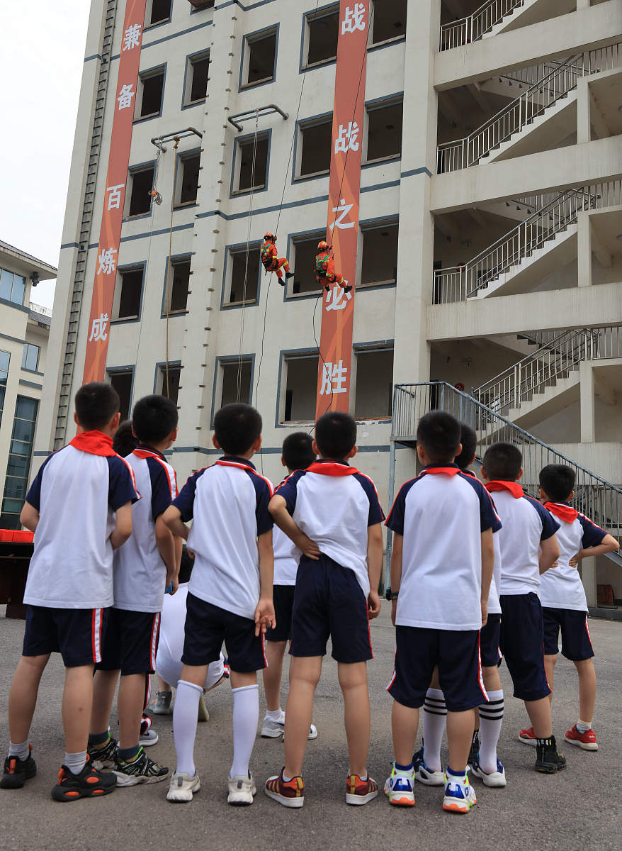 2021年6月1日,湖南张家界,崇实小学学生走进当地特勤消防救援站,学习