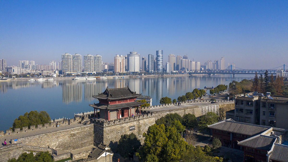 2021年12月3日,湖北,襄阳古城临汉门.