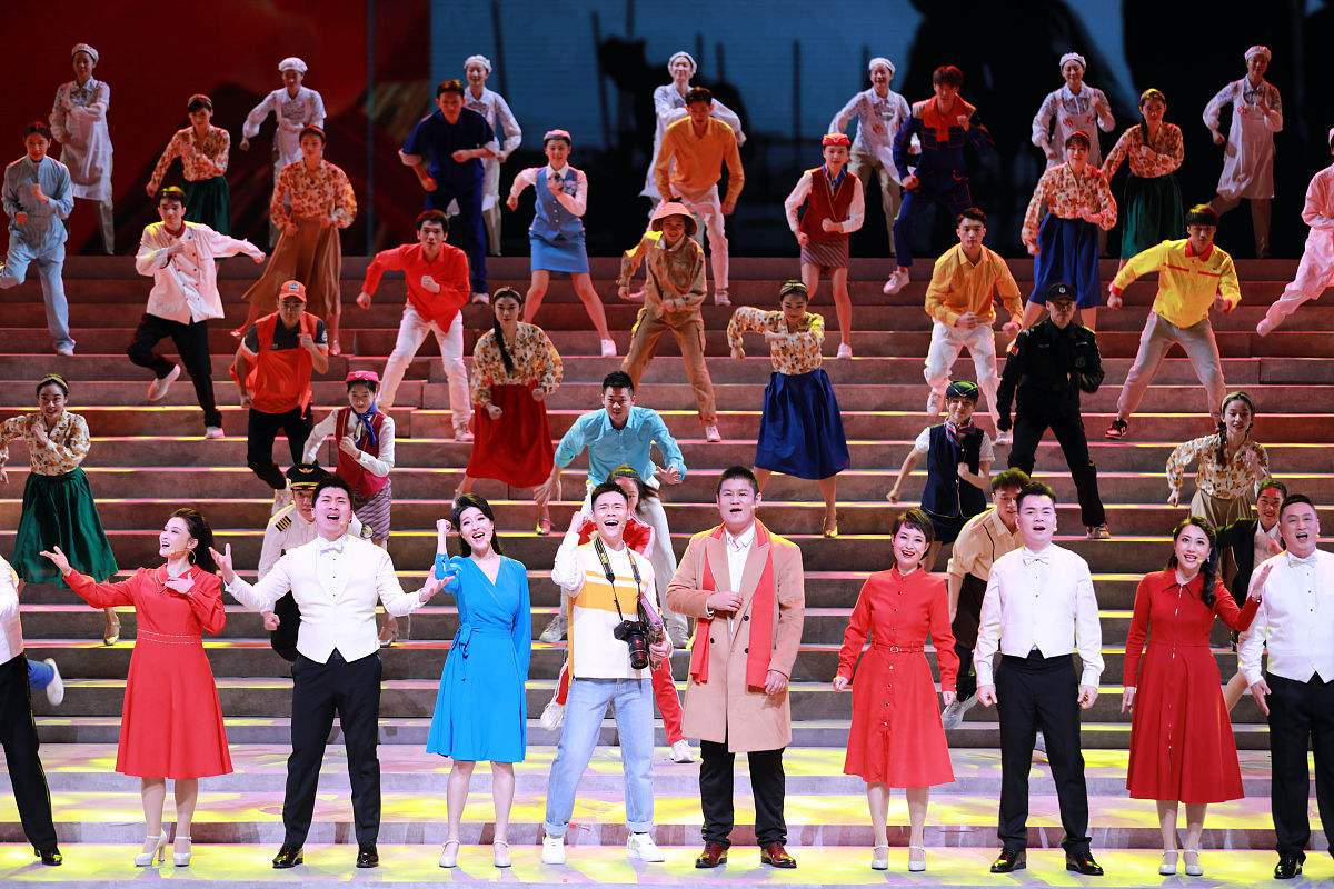 八班班歌：团结友爱，勇往直前！