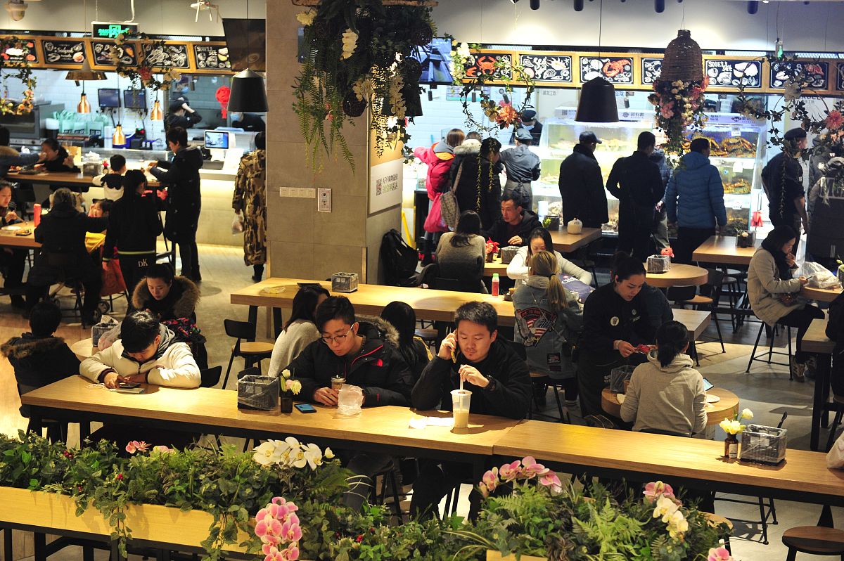 2018年1月5日,北京,超级物种龙湖长楹天街店吸引众多顾客光顾.