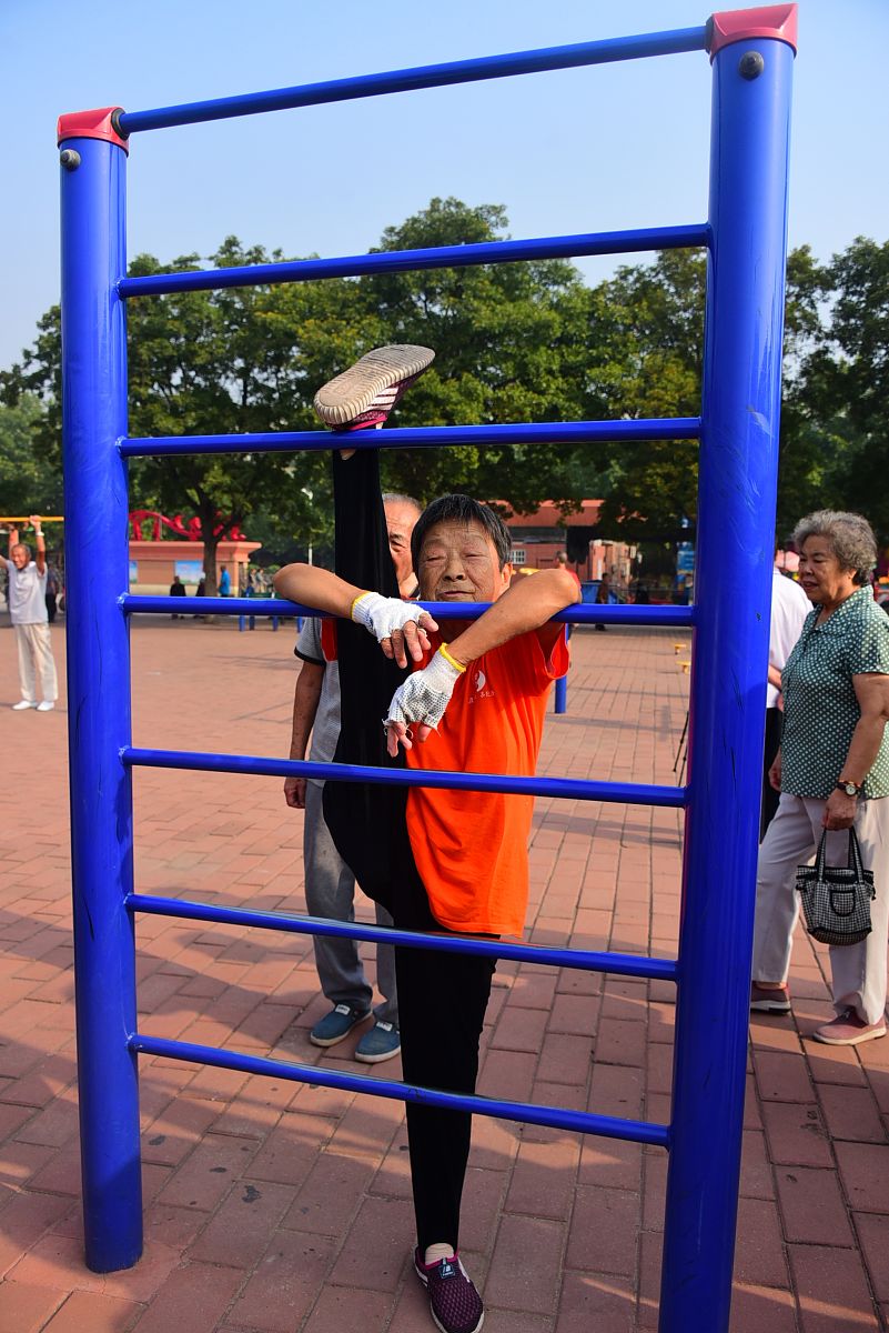 以老金的一天写一篇200字左右的诗歌