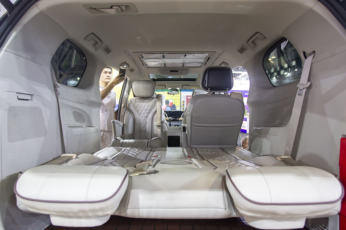 丰田考斯特汽车的内部空间和舒适性怎么样？