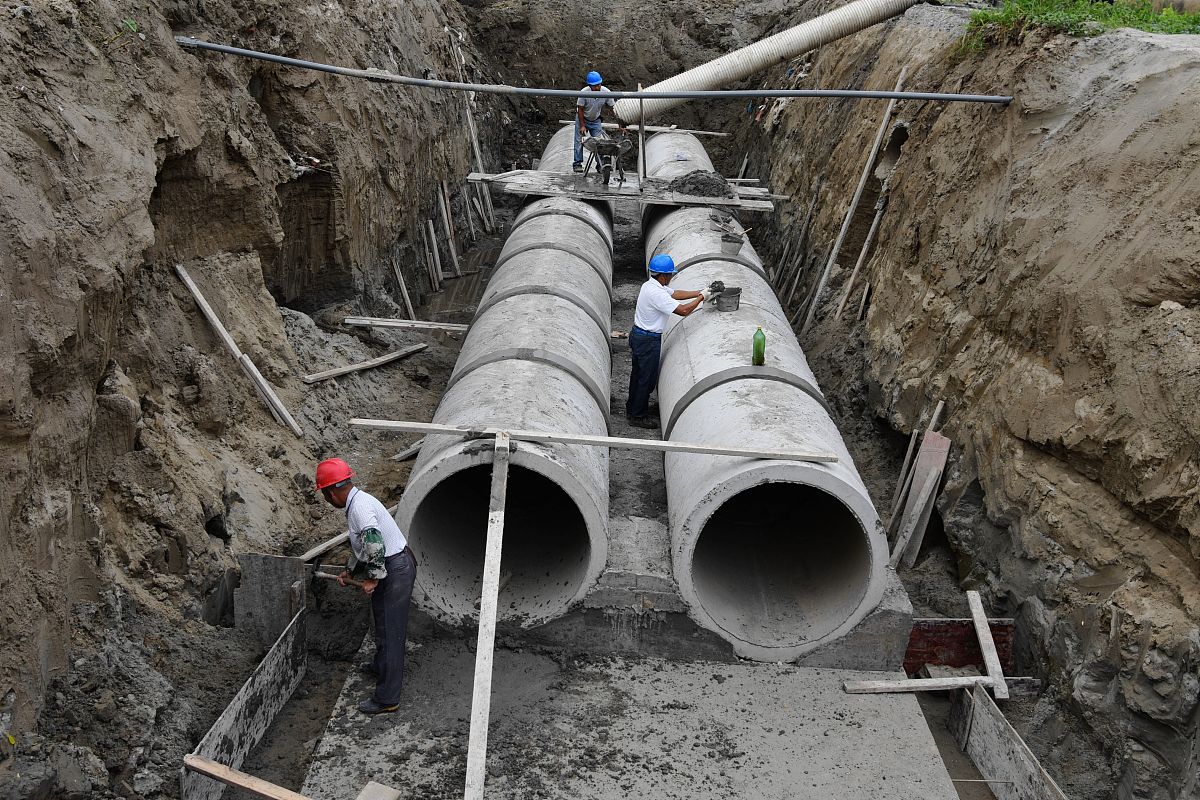 我们是揭阳粤海水务有限公司因铁路修建需要迁改我司自来水管道我司与铁路部门商量并达成一致意见同意迁改但开工前一定要跟我司密切沟通做好技术交底工作。今天得知铁路部门雇佣的施工队伍在未通知我司的情况下开工可能完成我司管道破损或者大面积停水等问题以自来水公司的名义写一篇告知函告知铁路公司这件事这个函的名字要怎么写好呢？以关于……的函为题
