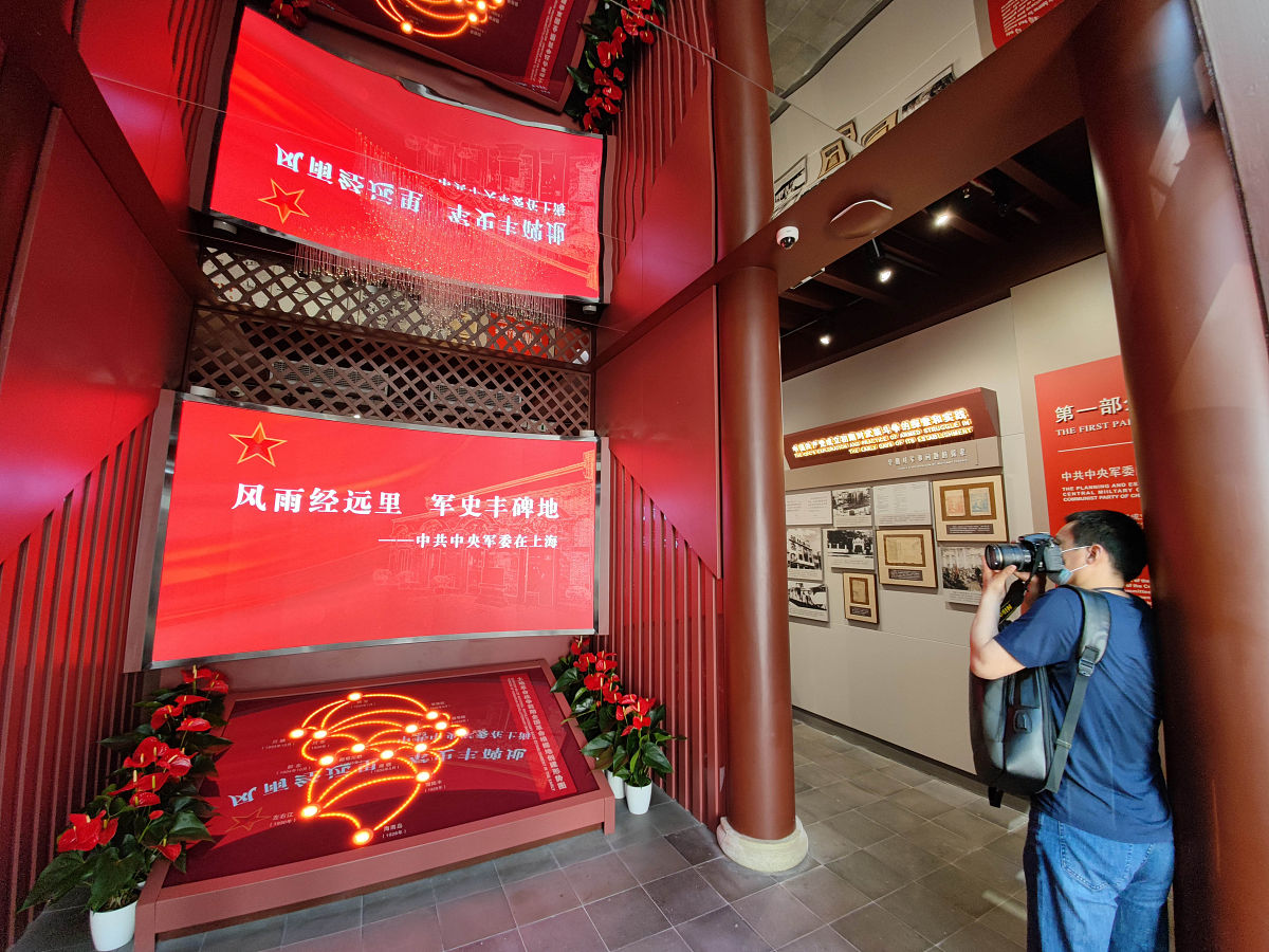 报告一：挖掘红色资源 传承红色基因摘要：为大力弘扬伟大建党精神传承红色基因成为担当民族复兴大任的时代新人让党和国家事业后继有人、薪火相传。西安科技大学青春使命安全同行实践团赴参观学习继续弘扬光荣传统、赓续红色血脉。本文将立足振宇民营企业的红色基地实践经历展开由实践目的、实践内容、实践感悟三部分组成。通过本次实践活 动实践团成员深入学习感悟追寻红色记忆赓续红色血脉争做新时代青年学子。 关键词：红色基