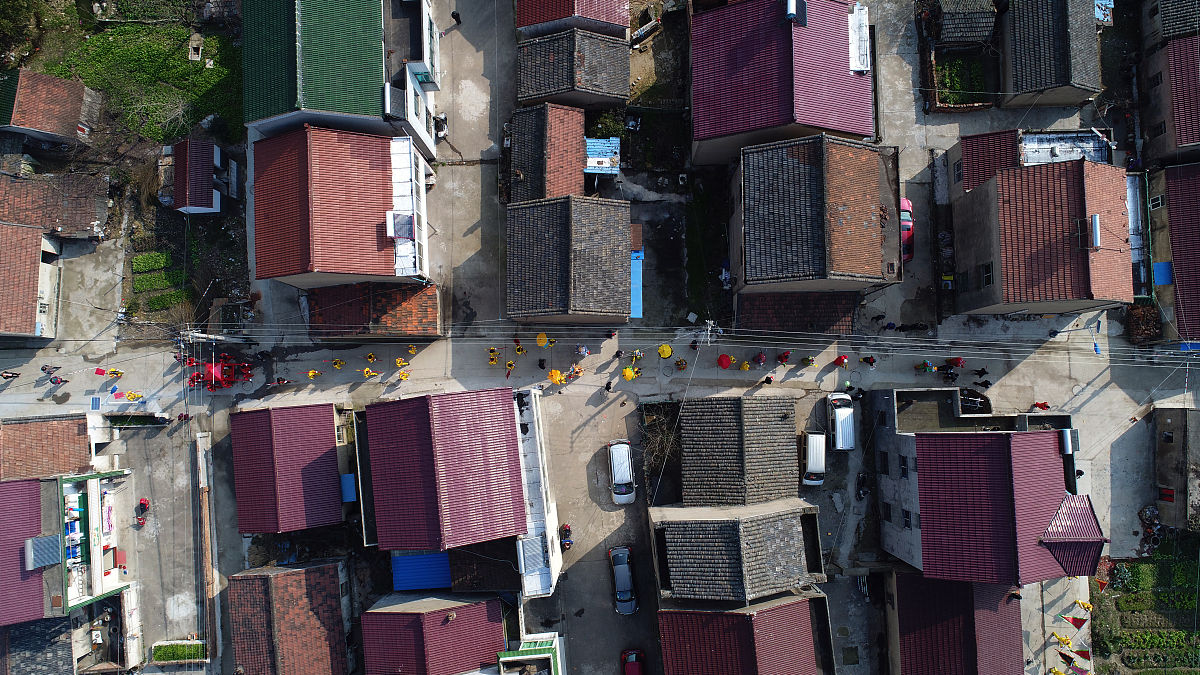 充满和洋溢的区别：深入理解两种情感表达