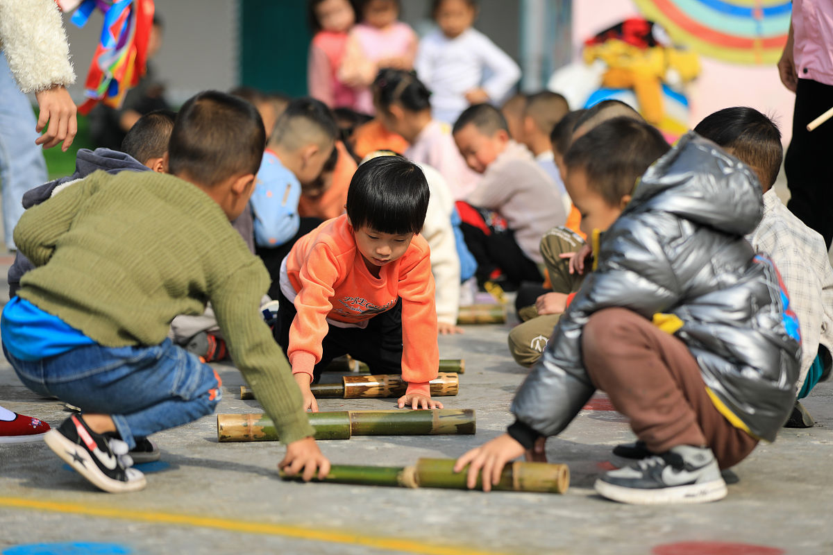 你是一名放暑假的中学生你和好朋友及好朋友的家长在外面街上吃烧烤家长吃完了在聊天。你有些无聊又不想一直玩手机想玩一些有趣游戏你有什么推荐吗