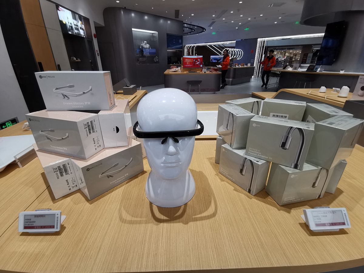 你看这样可以吗？一是介绍手摸到物品的外形。二是物品用途。三是发散联想。