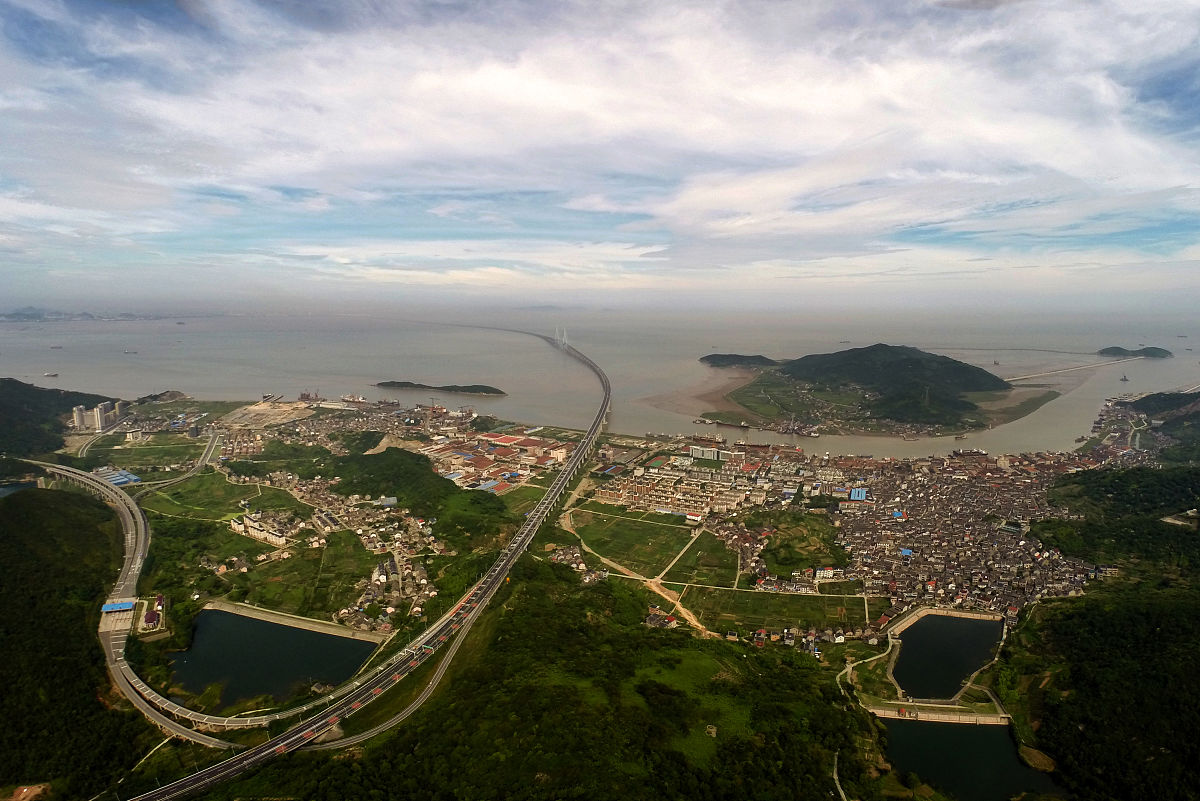 2015年6月25日,浙江舟山,航拍器镜头下的舟山市定海区金塘岛.