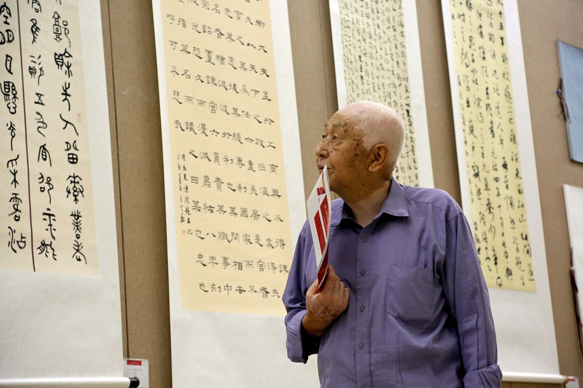 2017年9月7日,沈阳.市民和美术书法摄影爱好者在少数民族美术书法摄影