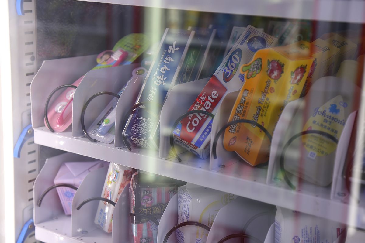 在商店卖糖果的货柜里丢入一颗压缩毛巾会发生什么？