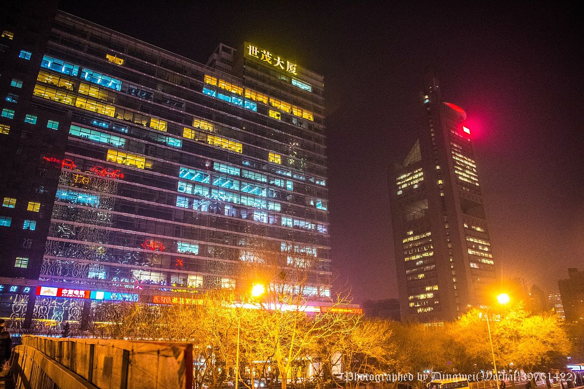2016年11月28日,北京,从索芙特酒店开完会出来,天已经黑了.万达广场周