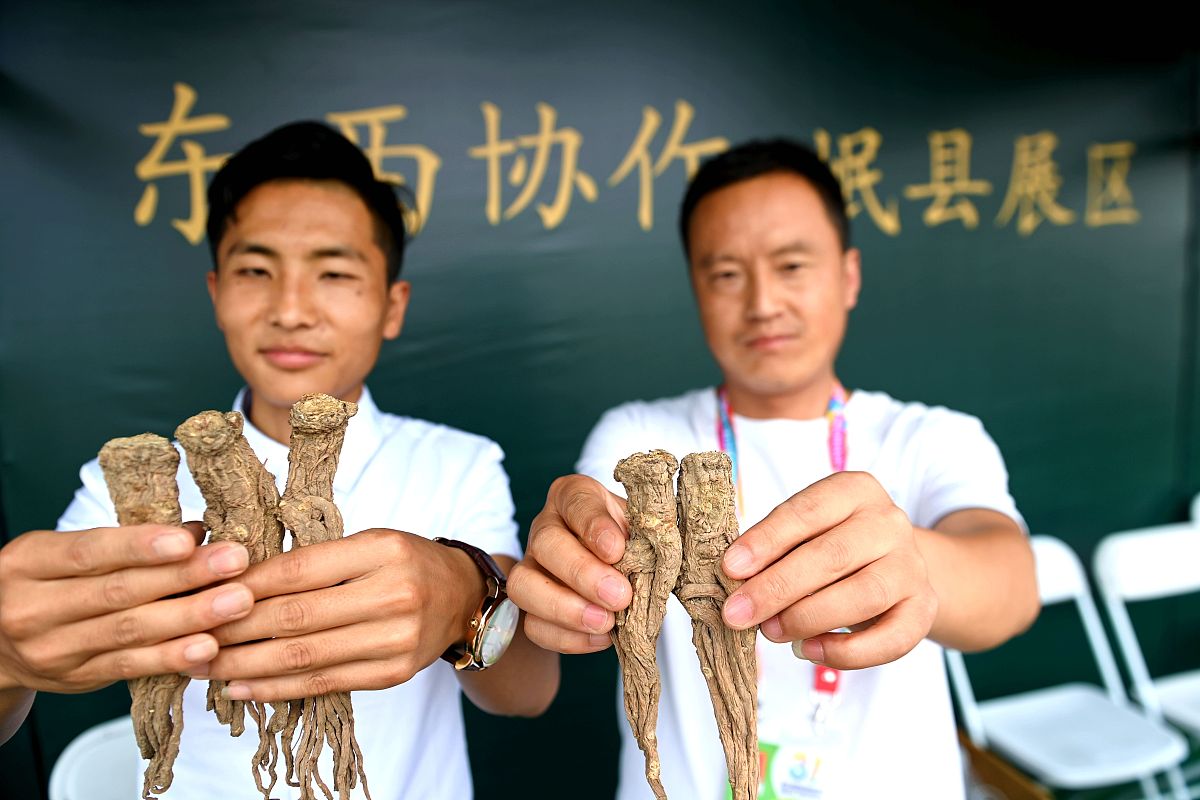 2021年7月16日,青岛,西海岸新区金沙滩啤酒城,"东西协作"甘肃摊位上工
