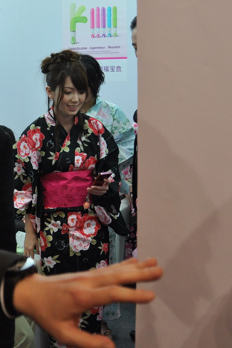 2012年3月26日讯,上海,日前,日本av女优在<strong>成人</strong>展后台化妆室换装准备