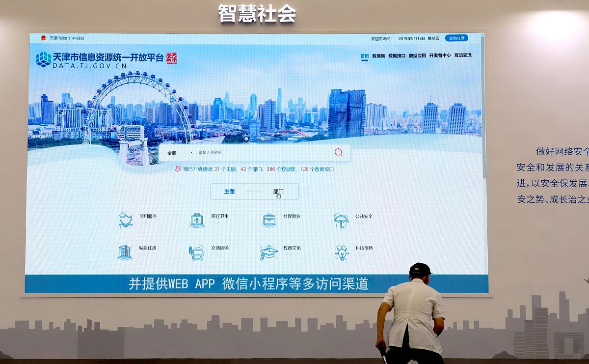 刚才刚刚入手了关于展会的消息。后续的一更新就发给你翻译成日语邮件 使用商务敬语