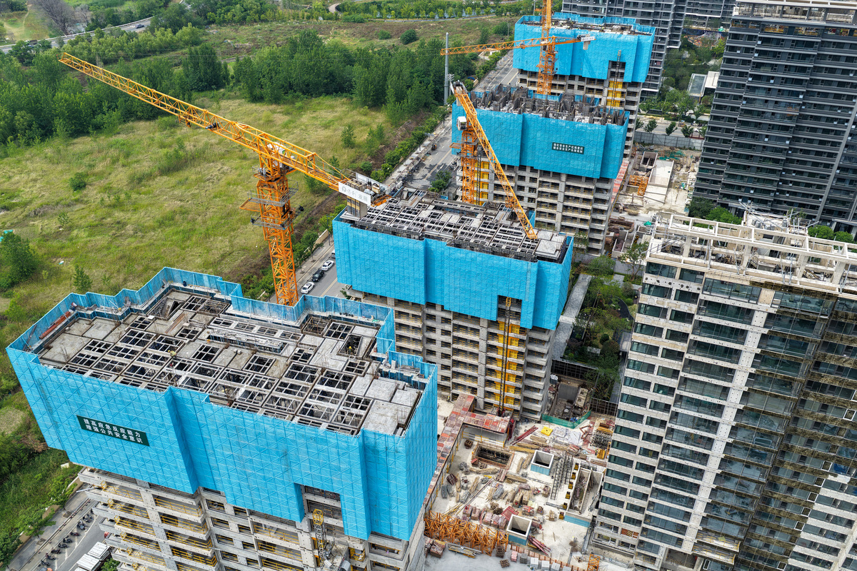 请对土木工程专业论文《基于BIM技术的房建施工安全风险管理对策》的 311 房建施工安全风险的类型进行写作保证其内容合理性不要乱写：