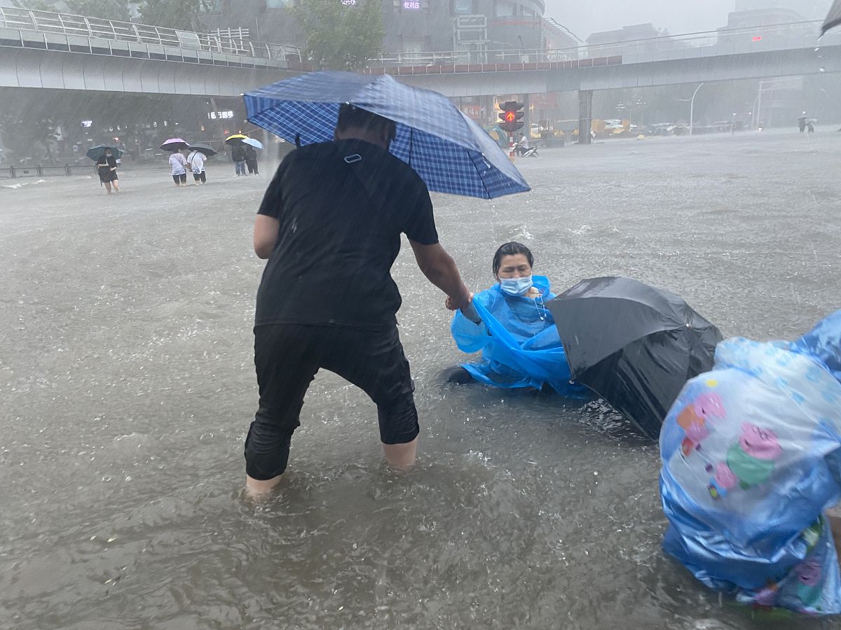 写一篇文章爸爸下雨天去地里干活