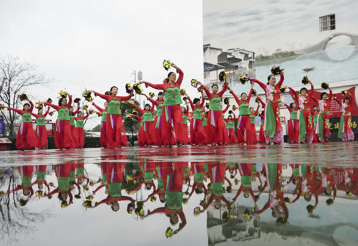 重写一篇内容里多引用一些春节的诗句