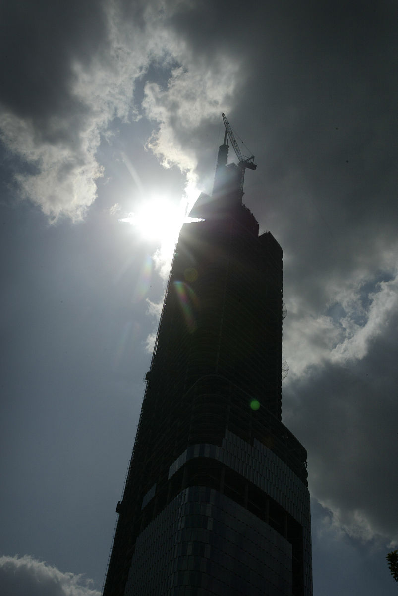 2008年9月30日,南京市中心地带上海绿地集团开发的世界第七高楼紫峰大