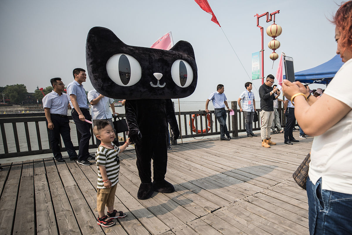 2019年6月15日,江苏淮安,活动现场,人们争相与天猫吉祥物合影.通过"大