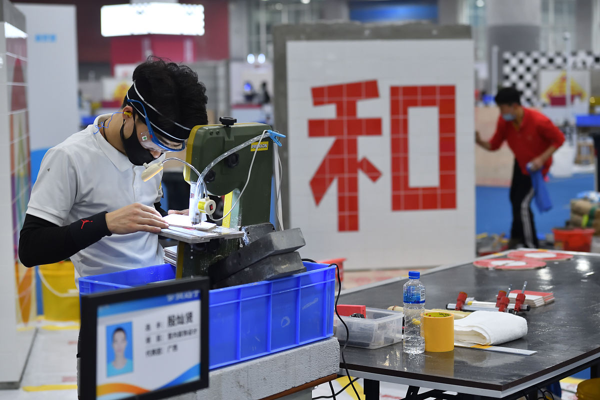2020年12月11日,广州,首届全国职业技能大赛进行中,参赛选手同场竞技.