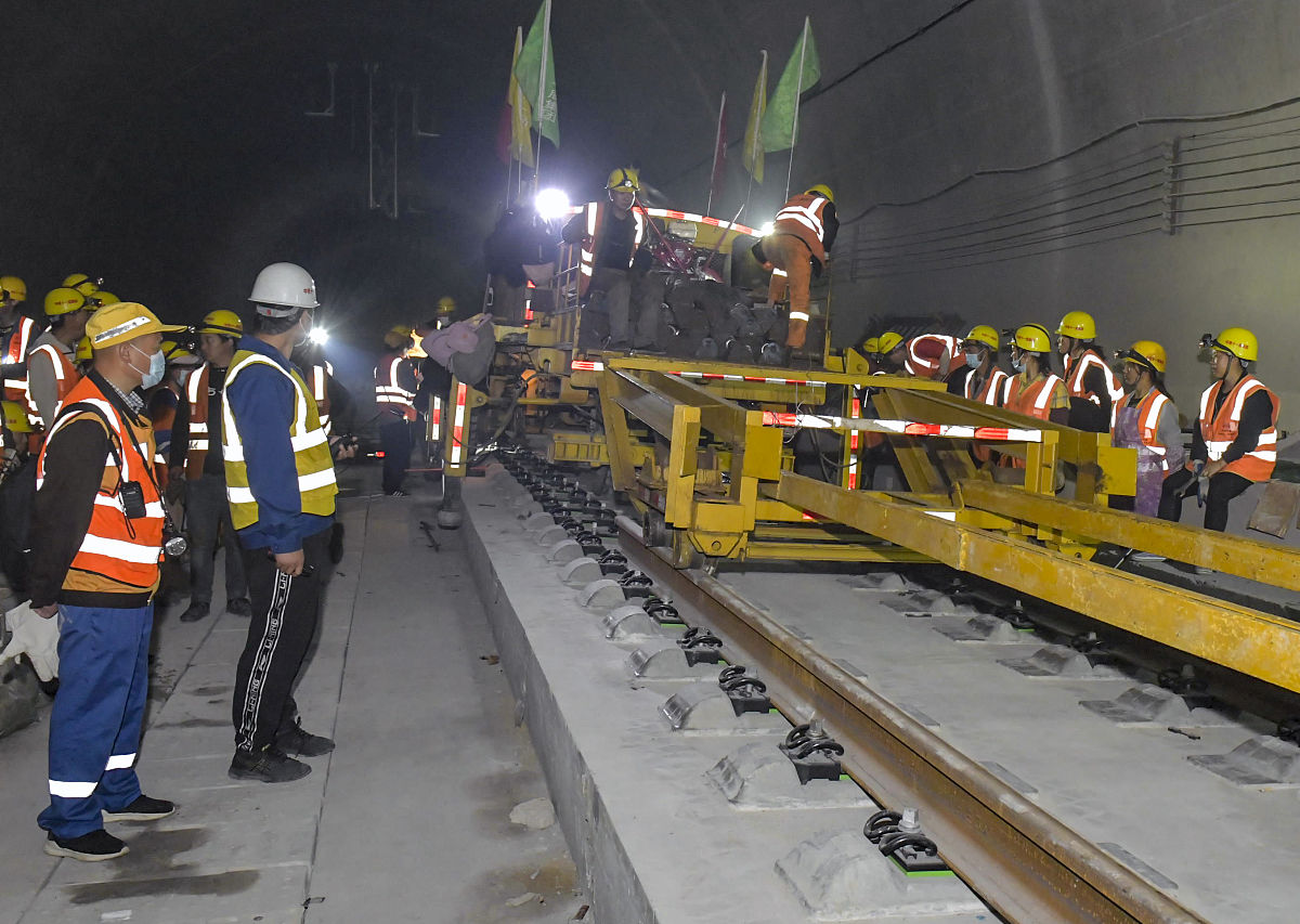 温州列车追尾事故原因分析：风险因素、防范措施和伦理问题